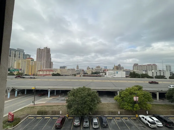 Red Roof PLUS+ San Antonio Downtown - Riverwalk 5