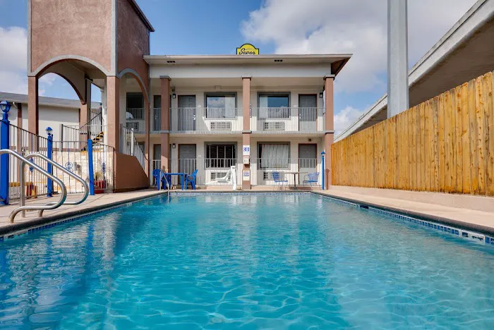 Super 8 by Wyndham San Antonio Pearl District / Downtown 5