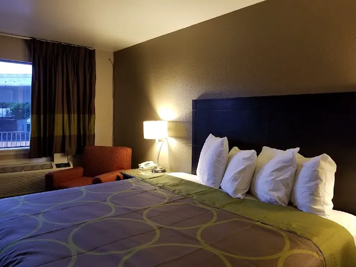 Super 8 by Wyndham San Antonio Pearl District / Downtown 5