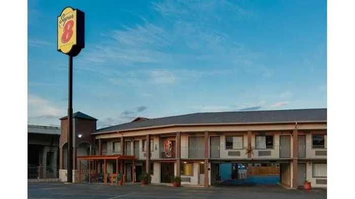 Super 8 by Wyndham San Antonio Pearl District / Downtown 5