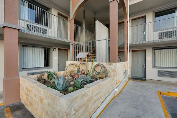 Super 8 by Wyndham San Antonio Pearl District / Downtown 5