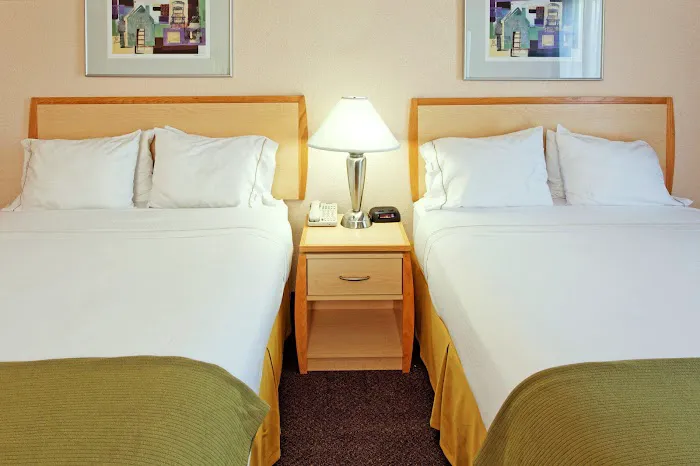 Holiday Inn Express & Suites San Antonio Rivercenter Area by IHG 5