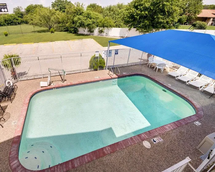 Econo Lodge Inn & Suites Downtown Northeast near Fort Sam Houston 5