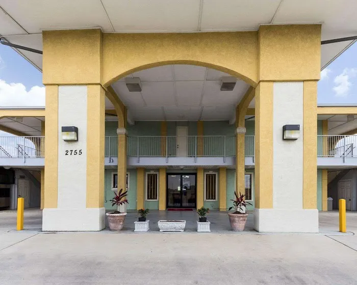 Econo Lodge Inn & Suites Downtown Northeast near Fort Sam Houston 5