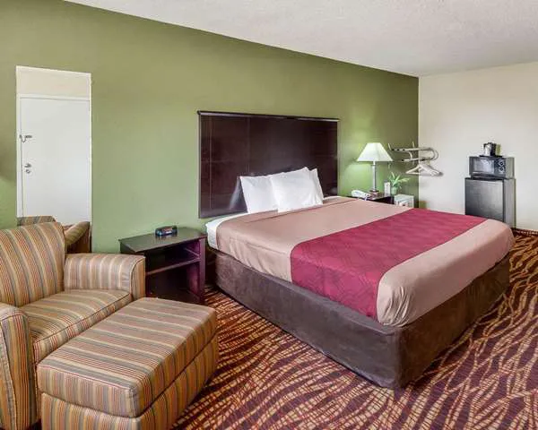 Econo Lodge Inn & Suites Downtown Northeast near Fort Sam Houston 5
