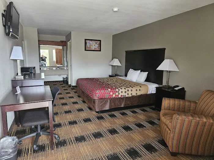 Econo Lodge Inn & Suites Downtown Northeast near Fort Sam Houston 5