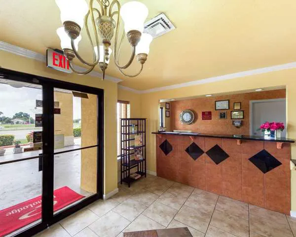 Econo Lodge Inn & Suites Downtown Northeast near Fort Sam Houston 5
