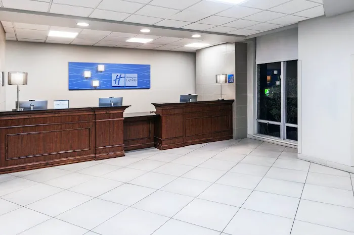 Holiday Inn Express Building 592 5