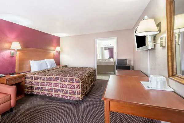 Days Inn by Wyndham San Antonio Splashtown/ATT Center 5