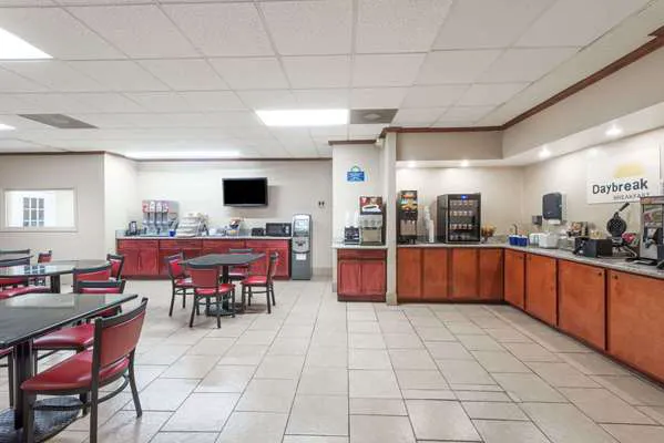 Days Inn by Wyndham San Antonio Splashtown/ATT Center 5