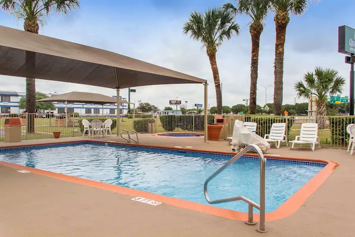 Quality Inn & Suites I-35 Near Frost Bank Center 5