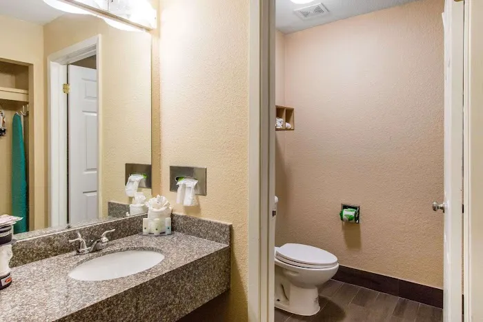 Quality Inn & Suites I-35 Near Frost Bank Center 5