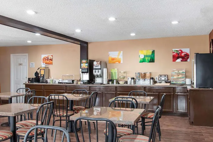Quality Inn & Suites I-35 Near Frost Bank Center 5