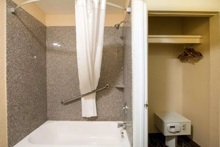 Quality Inn & Suites I-35 Near Frost Bank Center 5