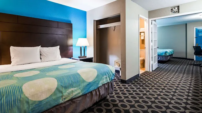 Travelodge by Wyndham 5