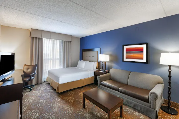 Holiday Inn Express Powless House 5