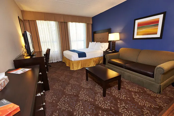 Holiday Inn Express Powless House 5