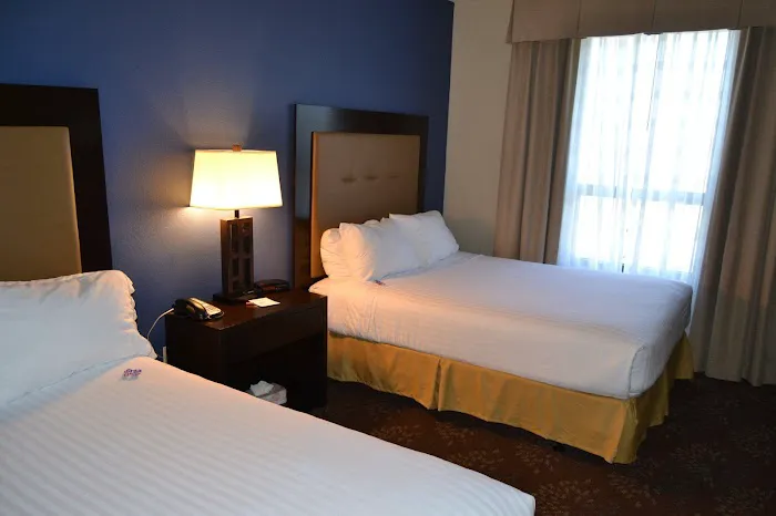 Holiday Inn Express Powless House 5