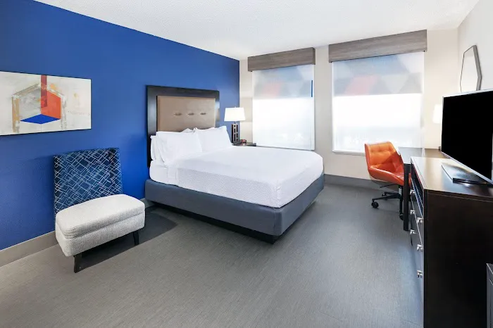 Holiday Inn Express Powless House 5