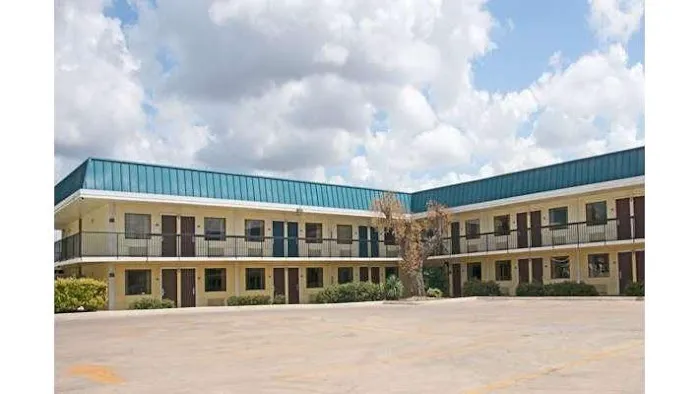 Days Inn by Wyndham Central San Antonio NW Medical Center 5