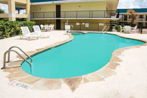 Days Inn by Wyndham Central San Antonio NW Medical Center 5
