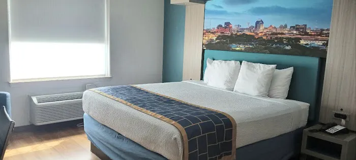 Days Inn & Suites by Wyndham San Antonio near Frost Bank Ctr 5
