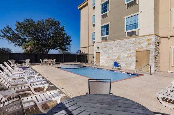 Days Inn & Suites by Wyndham San Antonio near Frost Bank Ctr 5