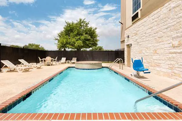 Days Inn & Suites by Wyndham San Antonio near Frost Bank Ctr 5