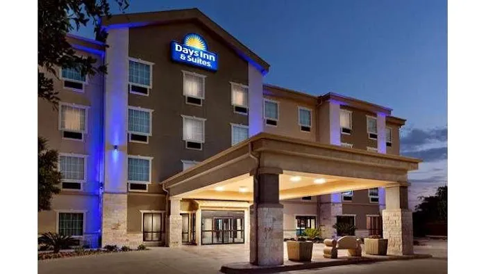 Days Inn & Suites by Wyndham San Antonio near Frost Bank Ctr 5
