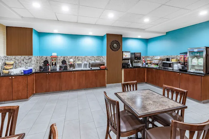 Days Inn & Suites by Wyndham San Antonio near Frost Bank Ctr 5