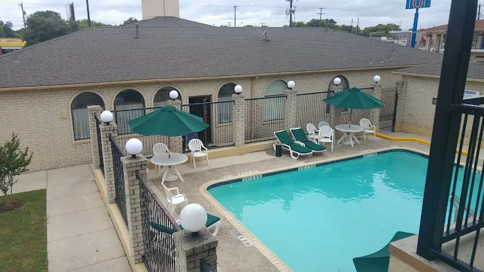 Super 8 by Wyndham San Antonio at I-10 5