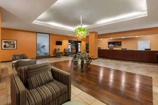 La Quinta Inn & Suites by Wyndham San Antonio Medical Ctr NW 5