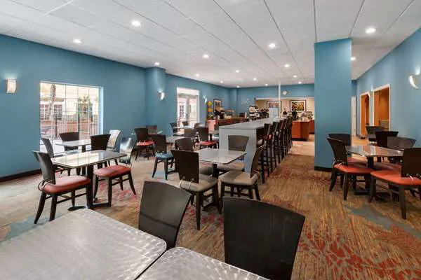 La Quinta Inn & Suites by Wyndham San Antonio Medical Ctr NW 5