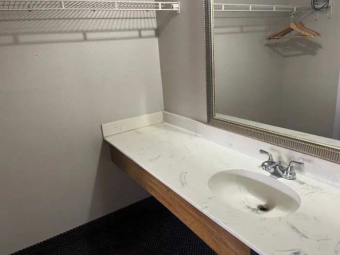 Hallmark Inn & Suites 5