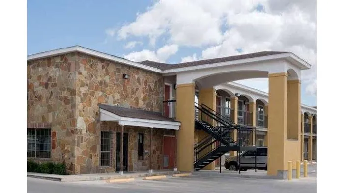 Super 8 by Wyndham San Antonio Near Fort Sam Houston 5
