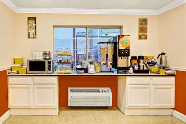 Days Inn by Wyndham San Antonio Airport 5