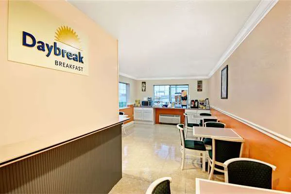 Days Inn by Wyndham San Antonio Airport 5