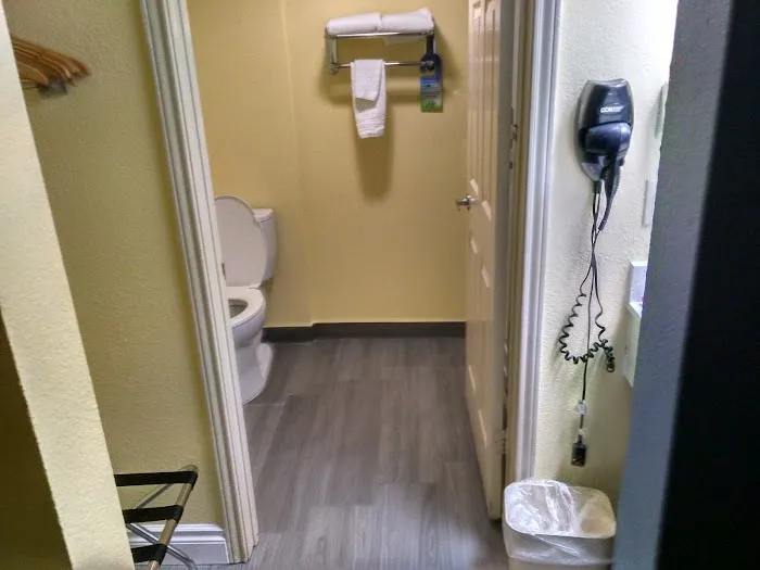 Days Inn by Wyndham San Antonio Airport 5