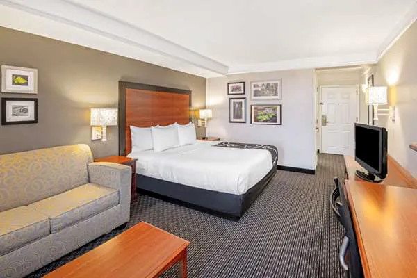 La Quinta Inn & Suites by Wyndham San Antonio Airport 5