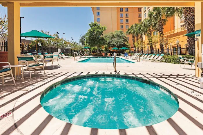 La Quinta Inn & Suites by Wyndham San Antonio Airport 5