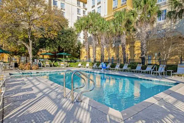 La Quinta Inn & Suites by Wyndham San Antonio Airport 5