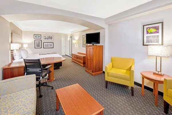 La Quinta Inn & Suites by Wyndham San Antonio Airport 5