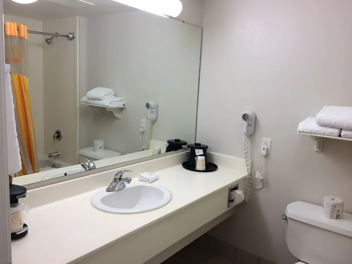 La Quinta Inn & Suites by Wyndham San Antonio Airport 5