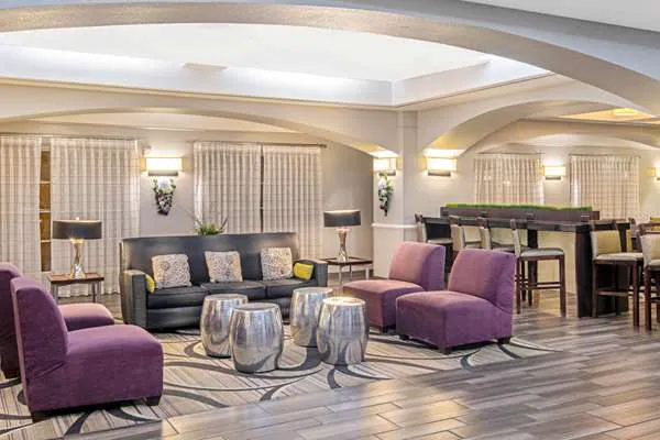 La Quinta Inn & Suites by Wyndham San Antonio Airport 5