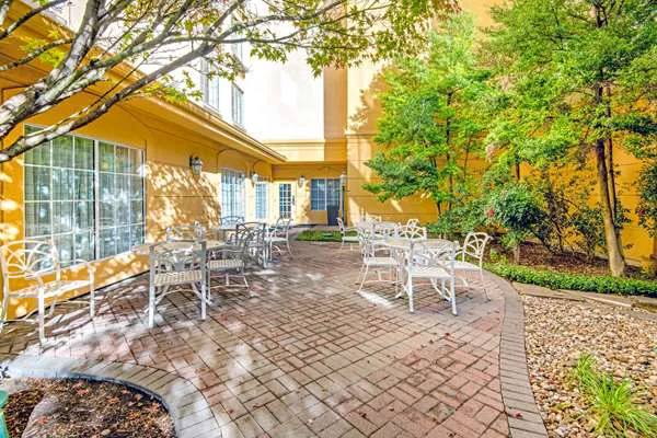 La Quinta Inn & Suites by Wyndham San Antonio Airport 5