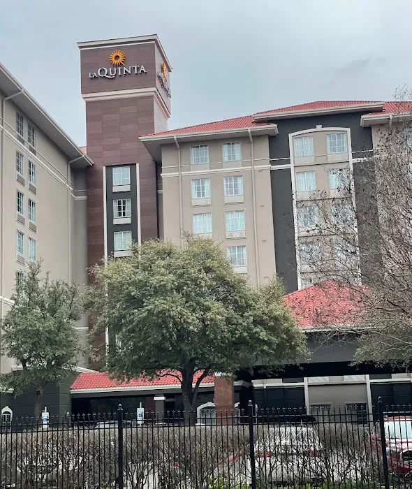 La Quinta Inn & Suites by Wyndham San Antonio Airport 5