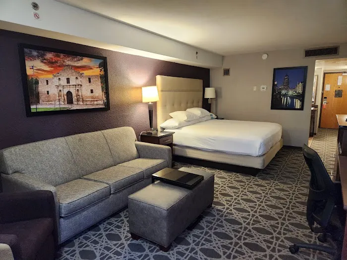 Drury Plaza Hotel San Antonio Airport 5