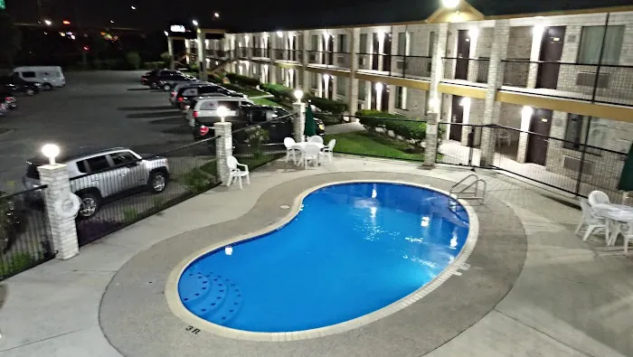 Days Inn by Wyndham San Antonio 5