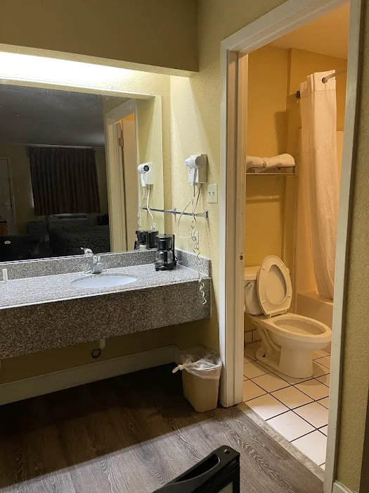Days Inn by Wyndham San Antonio 5