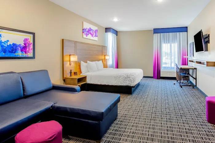La Quinta Inn & Suites by Wyndham San Antonio Alamo City 5
